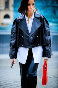 alexandra guerain, black jacket, black leather pants, cropped jacket, pleated jacket, white shirt, red leather bag, hand bag, victoria tomas bag, golden ring, golden hearcuff, golden earrings, diamond earrings, louis vuitton ring, black leather jacket, fashion week, frenchystyle, FW, jonathan paciullo, street style, PFW, PARIS, SPRING SUMMER 2021, SS 21, vertical, atmosphere details, detail