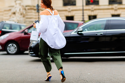 atmosphere details, AUTUMN WINTER 2016-2017, AW 16-17, blue shoes, detail, FALL WINTER 2016-2017, fashion week, frenchystyle, FW, FW 16-17, green pants, HAUTE COUTURE, high heels, horizontal, jonathan paciullo, kaki pants, leather shoes, MENSWEAR, oversize, PARIS, PFW, rosie assoulin, street style, tabitha simmons, trousers, white shirt