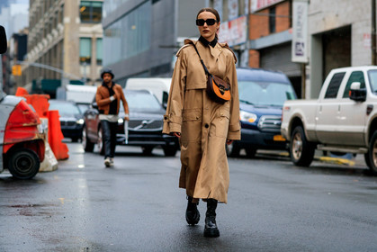 mary leest, coach bag, coach coat, beige parka, beige trench coat, crossbody bag, brown suede bag, orange bag, orange suede bag, brown leather bag, square shape glasses, black leather boots, flat boots, big sole boots, prada boots, fashion week, frenchystyle, FW, jonathan paciullo, street style, NYFW, NEW YORK, AUTUMN WINTER 2020-2021, FALL WINTER 2020-2021, FW 20-21, horizontal, atmosphere details, full length