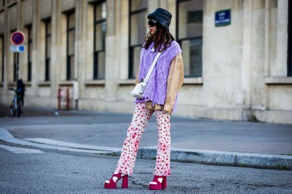 acne bag, bag, Barbara Malewicz, beige shirt, black bob, black sunglasses, bob, crossbody bag, floral print, flower print, knitwear, leather bob, lila knit, oversize sunglasses, pants, pink pants, pink sandals, print, printed pants, sandals, shirt, sleveless knitwear, sunglasses, white bag, street style, jonathan paciullo, FW, frenchystyle, fashion week, PFW, PARIS, SPRING SUMMER 2022, SS 22, horizontal, atmosphere details, full length
