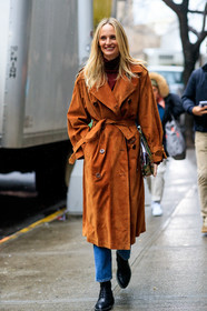 Lauren Santo Domingo, camel trenchcoat, suede trenchcoat, burgundy top, burgundy pullover, turtleneck top, turtleneck pullover, belted trench coat, animal skin clutch, green clutch, denim, blue jeans, black leather boots, flat boots, laced boots, fashion week, frenchystyle, FW, jonathan paciullo, street style, NYFW, NEW YORK, AUTUMN WINTER 2020-2021, FALL WINTER 2020-2021, FW 20-21, vertical, atmosphere details, detail