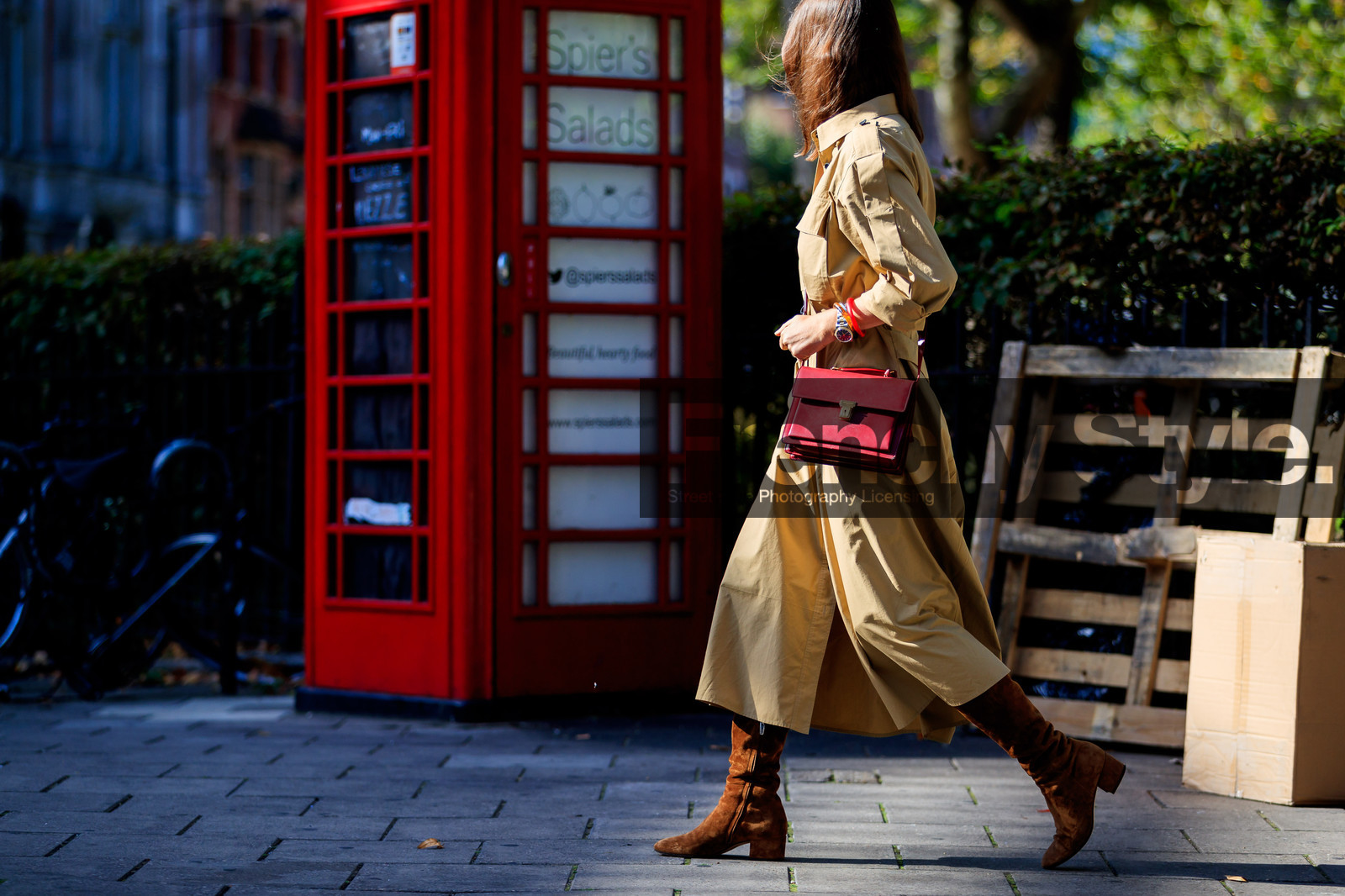 beige coat, brown boots, leather bag, leather shoes, red bag, suede shoes, trench coat, fashion week, frenchystyle, FW, jonathan paciullo, street style, LFW, LONDON, SPRING SUMMER 2019, SS 19, atmosphere details, horizontal, detail
