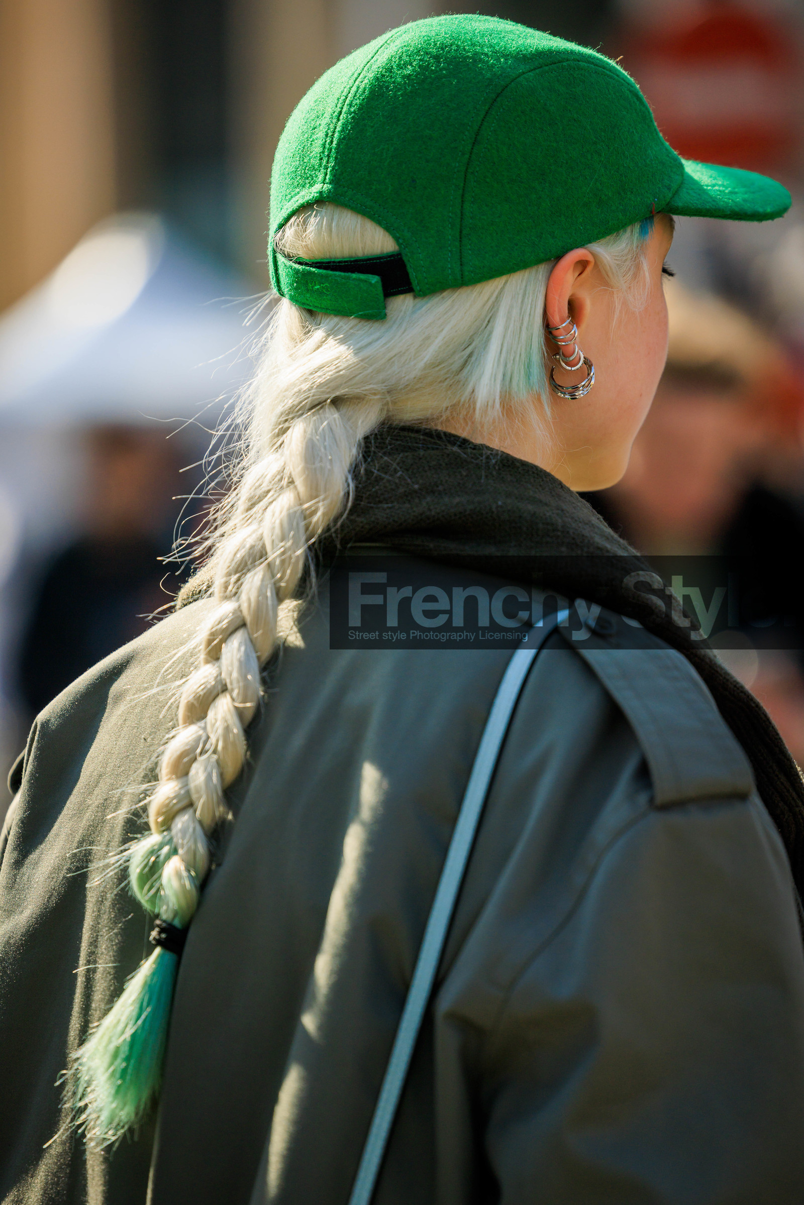 back details, green cap, white hair, dyed hair, silver loop earrings, FW 22-23, FALL WINTER 2022_2023, AUTUMN WINTER 2022-2023, fashion week, frenchystyle, FW, jonathan paciullo, street style, PFW, PARIS, vertical, detail
