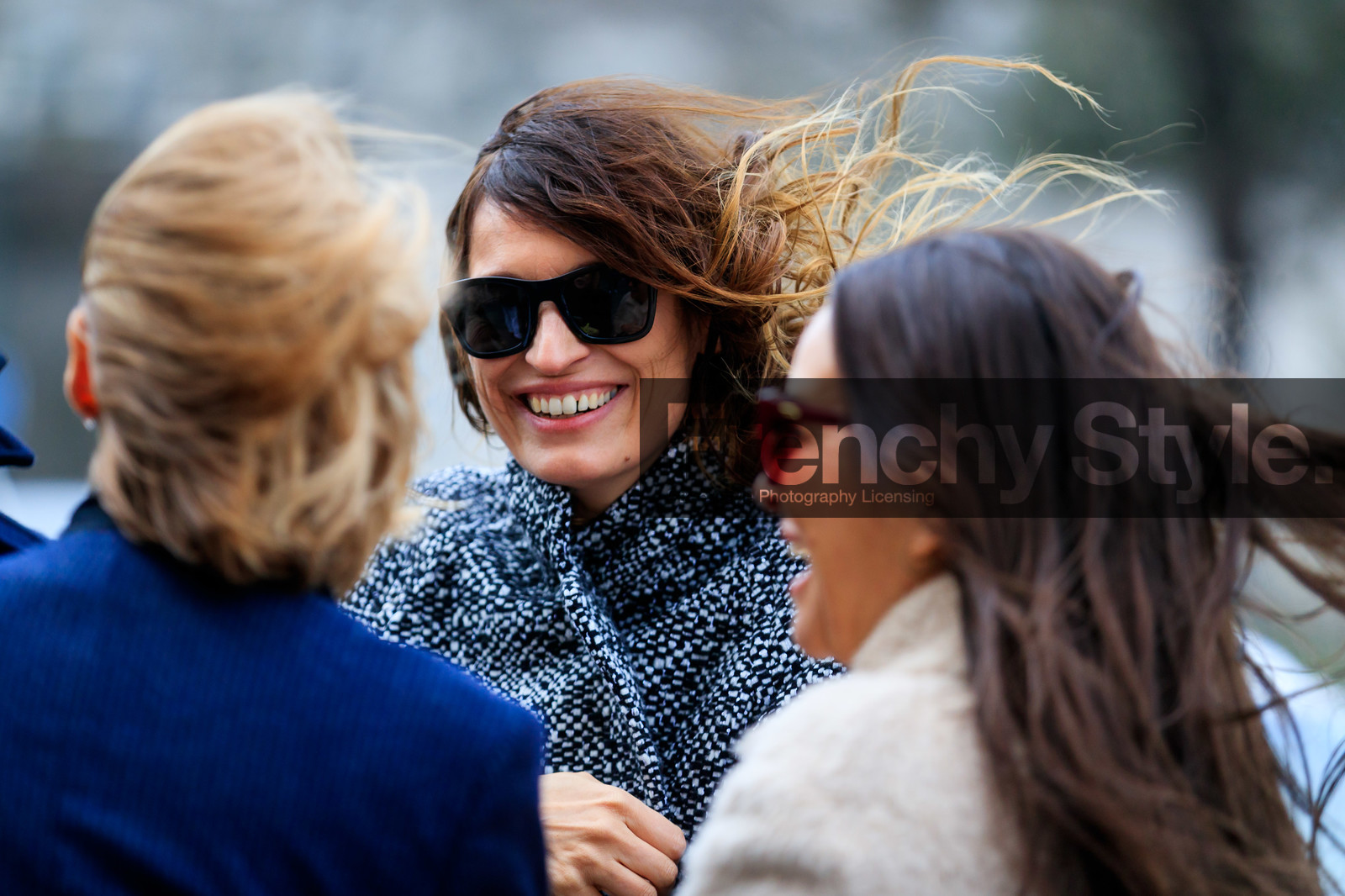caroline de maigret, close up detail, black sunglasses, grey coat, nude make up, chanel sunglasses, chanel coat, fashion week, frenchystyle, FW, jonathan paciullo, street style, PFW, PARIS, AUTUMN WINTER 2020-2021, FALL WINTER 2020-2021, FW 20-21, horizontal, detail, atmosphere details
