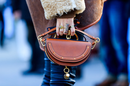 atmosphere details, AUTUMN WINTER 2017-2018, AW 17-18, beige fur, black pants, brown bag, brown jacket, chloe, detail, FALL WINTER 2017-2018, fashion week, frenchystyle, FW, FW 17-18, horizontal, jonathan paciullo, leather bag, leather jacket, leather pants, PARIS, PFW, rings, shearling, sofia sanchez de betak, street style, trousers