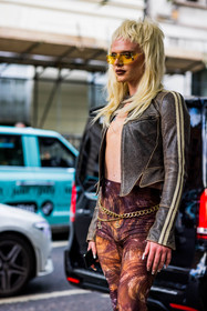 Bimini Bon-Boulash, vintage, leggins, leather, biker jacket, chain, belt, sunglasses, brown, orange, print, fashion week, frenchystyle, FW, jonathan paciullo, street style, SS 22, SPRING SUMMER 2022, LFW, LONDON, vertical, atmosphere details, detail