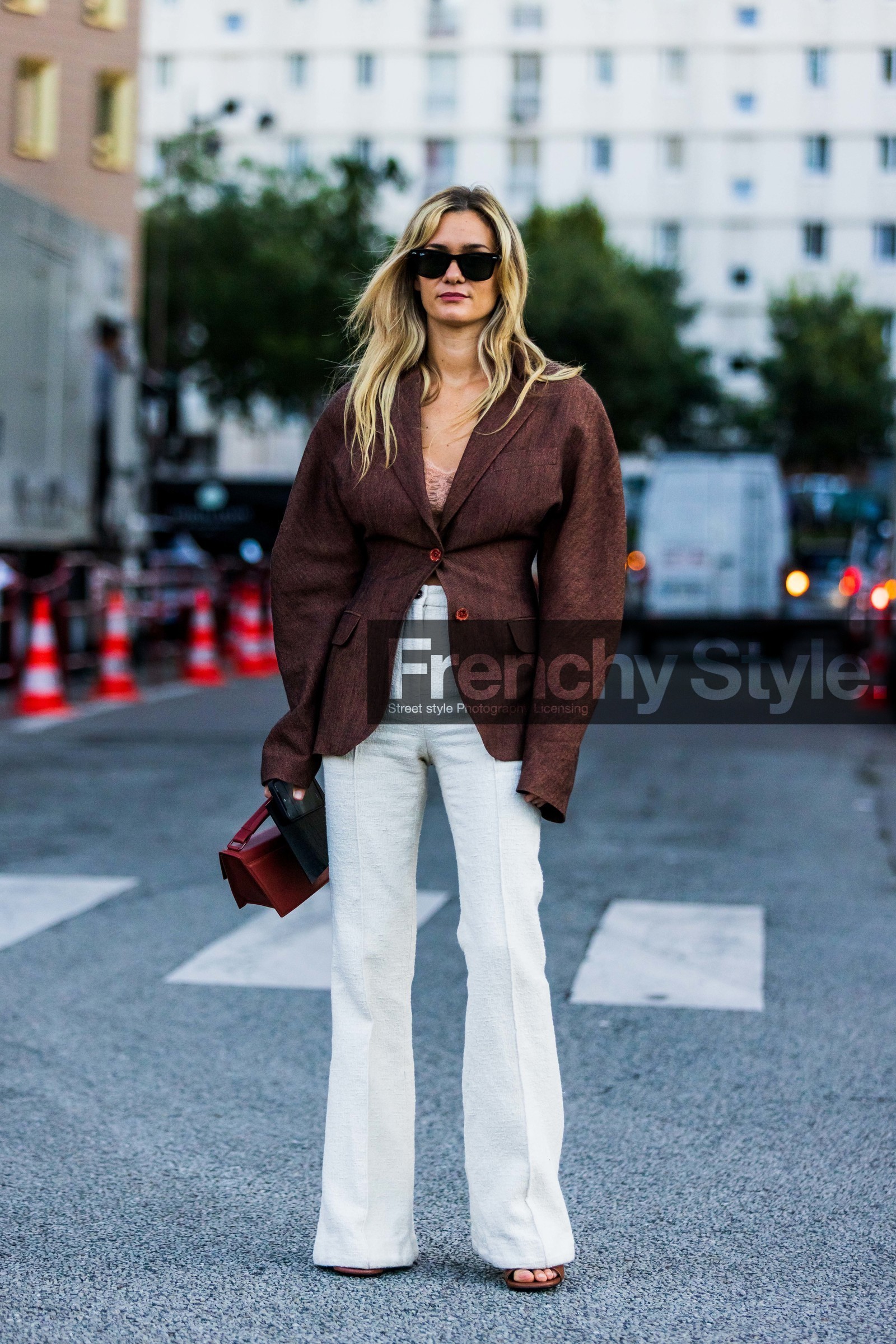 Anne Laure Mais, bag, black sunglasses, blazer, brown blazer, flare pants, oversize blazer, pants, rayban, red bag, sunglasses, white pants, street style, jonathan paciullo, FW, frenchystyle, fashion week, PFW, PARIS, SPRING SUMMER 2022, SS 22, vertical, full length