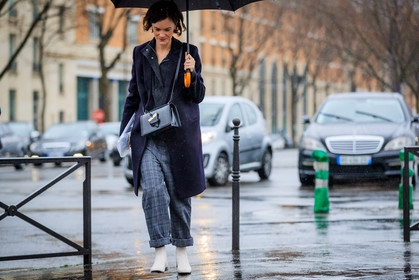 atmosphere details, AUTUMN WINTER 2017-2018, AW 17-18, black bag, black coat, black shirt, FALL WINTER 2017-2018, fashion week, frenchystyle, full length, FW, FW 17-18, gingham, grey pants, horizontal, jonathan paciullo, leather bag, leather shoes, loewe, PARIS, PFW, plaid, street style, tartan, trousers, white boots