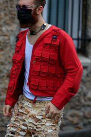 purple sunglasses, silvered sunglasses, metalic frame sunglasses, round shape sunglasses, red jacket, multi pocket jacket, fishnet shorts, military printed shorts, beige shorts, off white jacket, off white shorts, big necklace, silver necklace, big chain necklace, off white total look, off white necklace, fashion week, frenchystyle, FW, jonathan paciullo, street style, PFW, PARIS, AUTUMN WINTER 2021-2022, FALL WINTER 2021-2022, FW 21-22, vertical, atmosphere details, detail