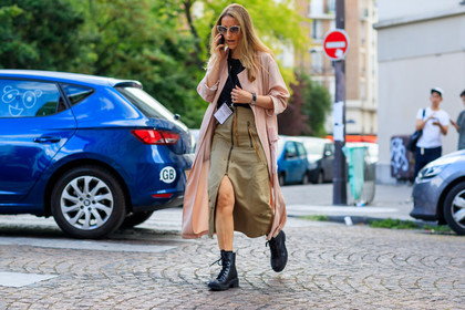 atmosphere details, beige skirt, black boots, black top, fashion week, frenchystyle, full length, FW, high waist, horizontal, jonathan paciullo, leather shoes, MENSWEAR, PARIS, PFW, pink coat, SPRING SUMMER 2018, SS 18, street style, sunglasses