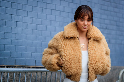 brown fur, bustier dress, camel jacket, fur jacket, white dress, street style, jonathan paciullo, FW, frenchystyle, fashion week, NYFW, NEW YORK, AUTUMN WINTER 2018-2019, AW 18-19, FALL WINTER 2018-2019, FW 18-19, atmosphere details, horizontal, detail, kim cam, kim jones