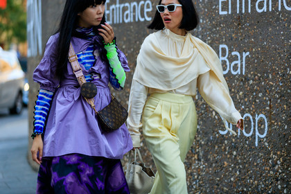 Tiffany Hsu, susie lau, yellow total look, white sunglasses, silk blouse, light yellow pants, animal skin bag, white leather bag, purple dress, louis vuitton bag, tie and dye dress, turtleneck top, tie and dye top, long sleeve blouse, long sleeves top, neon top, saint laurent sunglasses, fashion week, frenchystyle, FW, jonathan paciullo, street style, atmosphere details, horizontal, detail