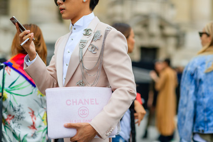 atmosphere details, AUTUMN WINTER 2016-2017, AW 16-17, blazer, brooch, chanel, detail, FALL WINTER 2016-2017, fashion week, frenchystyle, FW, FW 16-17, HAUTE COUTURE, horizontal, iphone, jewellery, jonathan paciullo, MENSWEAR, PARIS, PFW, pink clutch, pink jacket, printed clutch, street style, white shirt