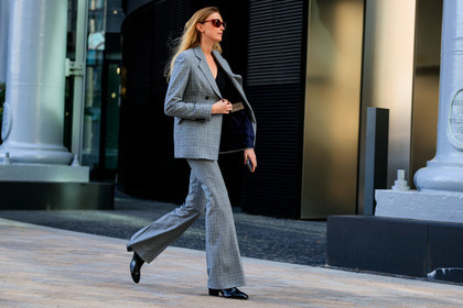 persol sunglasses, brown scale sunglasses, suits, checked suits, plaid jacket, checked jacket, checked pants, plaid pants, flare pants, black polish boots, fashion week, frenchystyle, FW, jonathan paciullo, street style, atmosphere details, horizontal, full length