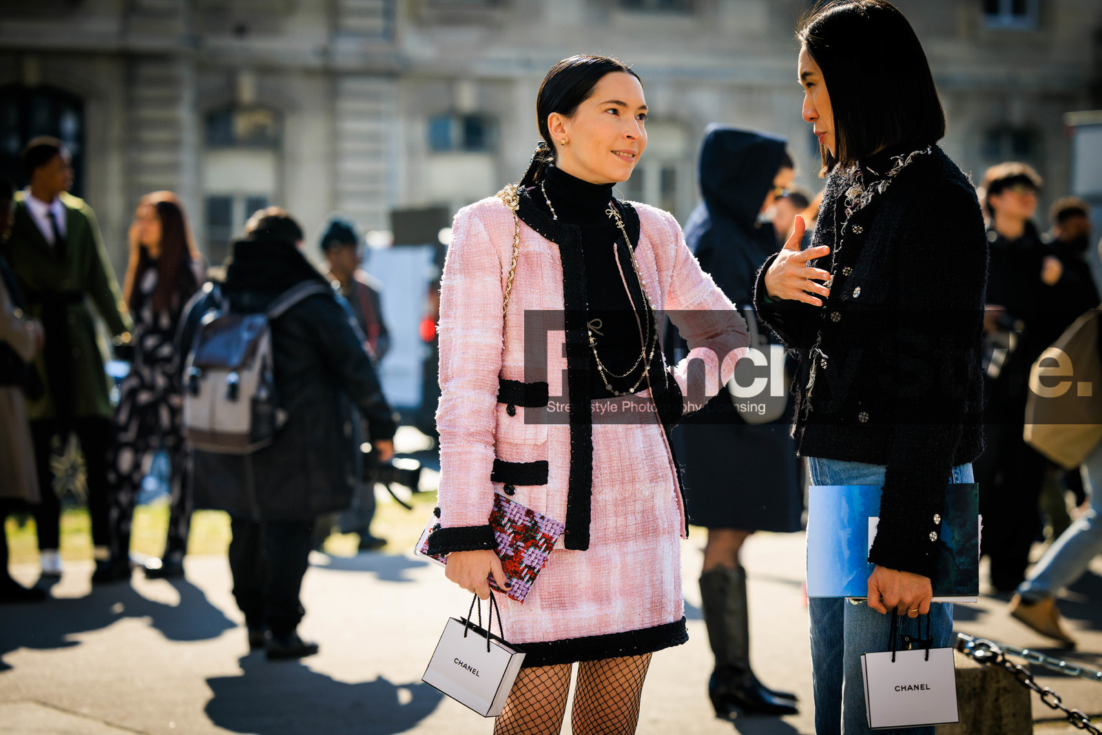 short hairt, tweed set, pink jacket, pink skirt, black top, pearl necklaces, chanel necklaces, chanel shopping bag, black jacket, tweed jacket, clara cornet, eva chen, horizontal, FW 22-23, FALL WINTER 2022_2023, AUTUMN WINTER 2022-2023, fashion week, frenchystyle, FW, jonathan paciullo, street style, PFW, PARIS, atmosphere details, detail