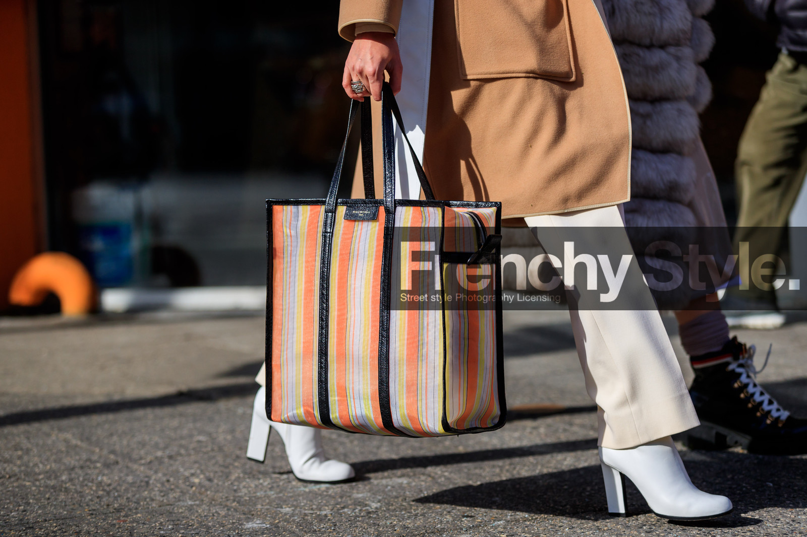 balenciaga, beige bag, camel coat, graphic bag, high heels, leather bag, leather shoes, printed bag, striped bag, trousers, white boots, white pants, street style, jonathan paciullo, FW, frenchystyle, fashion week, NYFW, NEW YORK, AUTUMN WINTER 2018-2019, AW 18-19, FALL WINTER 2018-2019, FW 18-19, atmosphere details, horizontal, detail, ece sukan