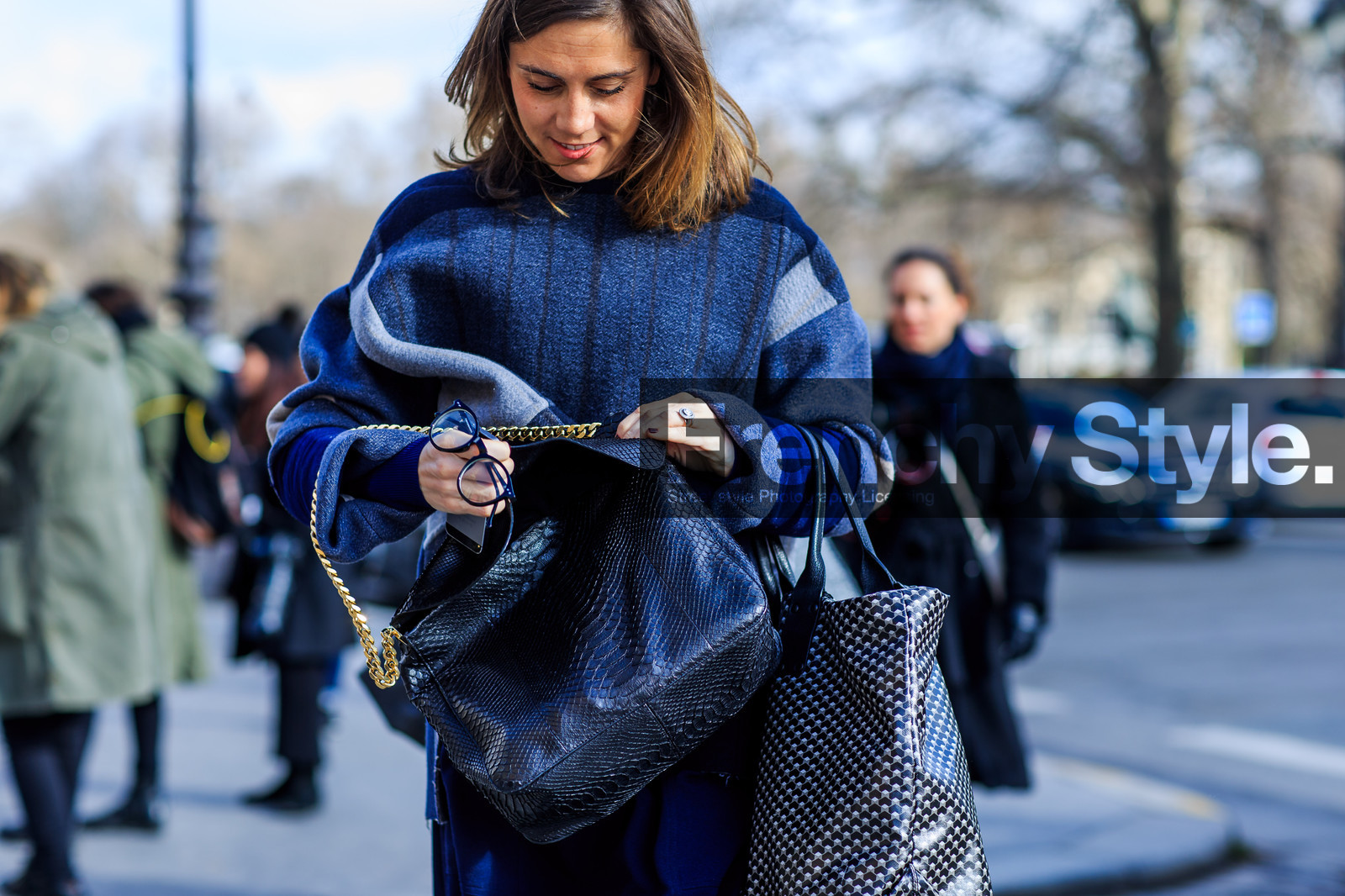 atmosphere details, AUTUMN WINTER 2016-2017, AW 16-17, black bag, blue sweater, detail, FALL WINTER 2016-2017, fashion week, frenchystyle, FW, FW 16-17, graphic bag, graphic sweater, horizontal, jonathan paciullo, leather bag, navy sweater, PARIS, PFW, printed bag, printed sweater, street style, striped sweater