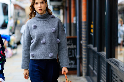 atmosphere details, black pants, detail, earrings, fashion week, frenchystyle, FW, grey sweater, horizontal, jonathan paciullo, LFW, LONDON, pearls, SPRING SUMMER 2017, SS 17, street style, trousers, woman