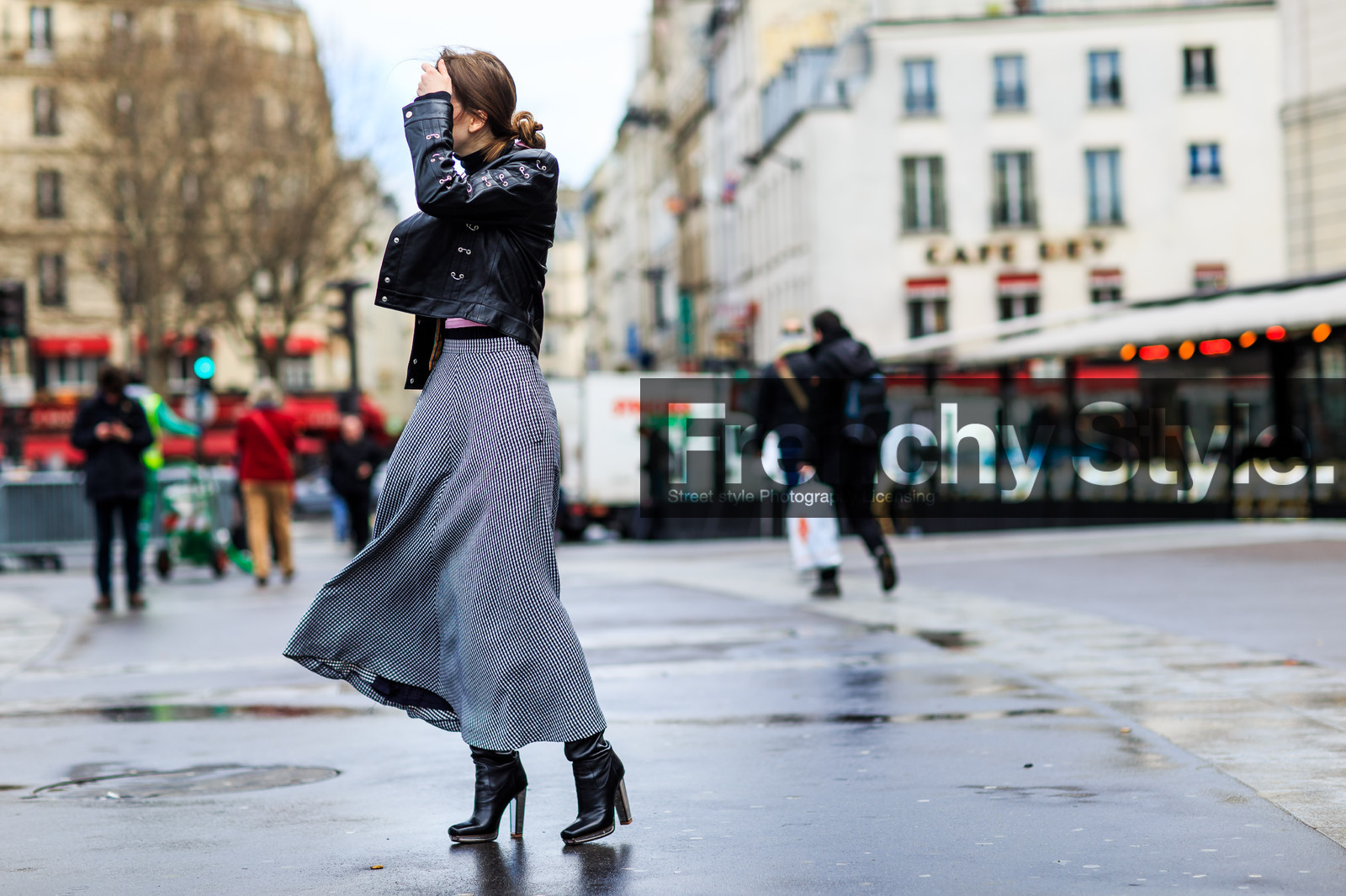atmosphere details, AUTUMN WINTER 2016-2017, AW 16-17, black boots, black jacket, black perfecto, checked skirt, FALL WINTER 2016-2017, fashion week, frenchystyle, full length, FW, FW 16-17, grey skirt, high heels, horizontal, houndstooth pattern, jonathan paciullo, leather boots, leather jacket, leather perfecto, long skirt, PARIS, PFW, plaid, street style