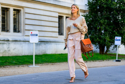 atmosphere details, AUTUMN WINTER 2017-2018, AW 17-18, brown bag, camel bag, chloe, FALL WINTER 2017-2018, fashion week, frenchystyle, full length, FW, FW 17-18, helena bordon, high heels, horizontal, jonathan paciullo, leather backpack, leather bag, leather shoes, nude sweater, PARIS, PFW, pink pants, pink shoes, street style, trousers
