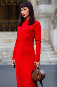 mademoiselle yulia, stella mccartney bag, stella mccartney dress, red dress, long dress, long sleeves dress, knit dress, knitwear, brown leather bag, round shape bag, bowling bag, hand bag, tight dress, PARIS, PFW, SPRING SUMMER 2020, SS 20, fashion week, frenchystyle, FW, jonathan paciullo, street style, vertical, atmosphere details, detail