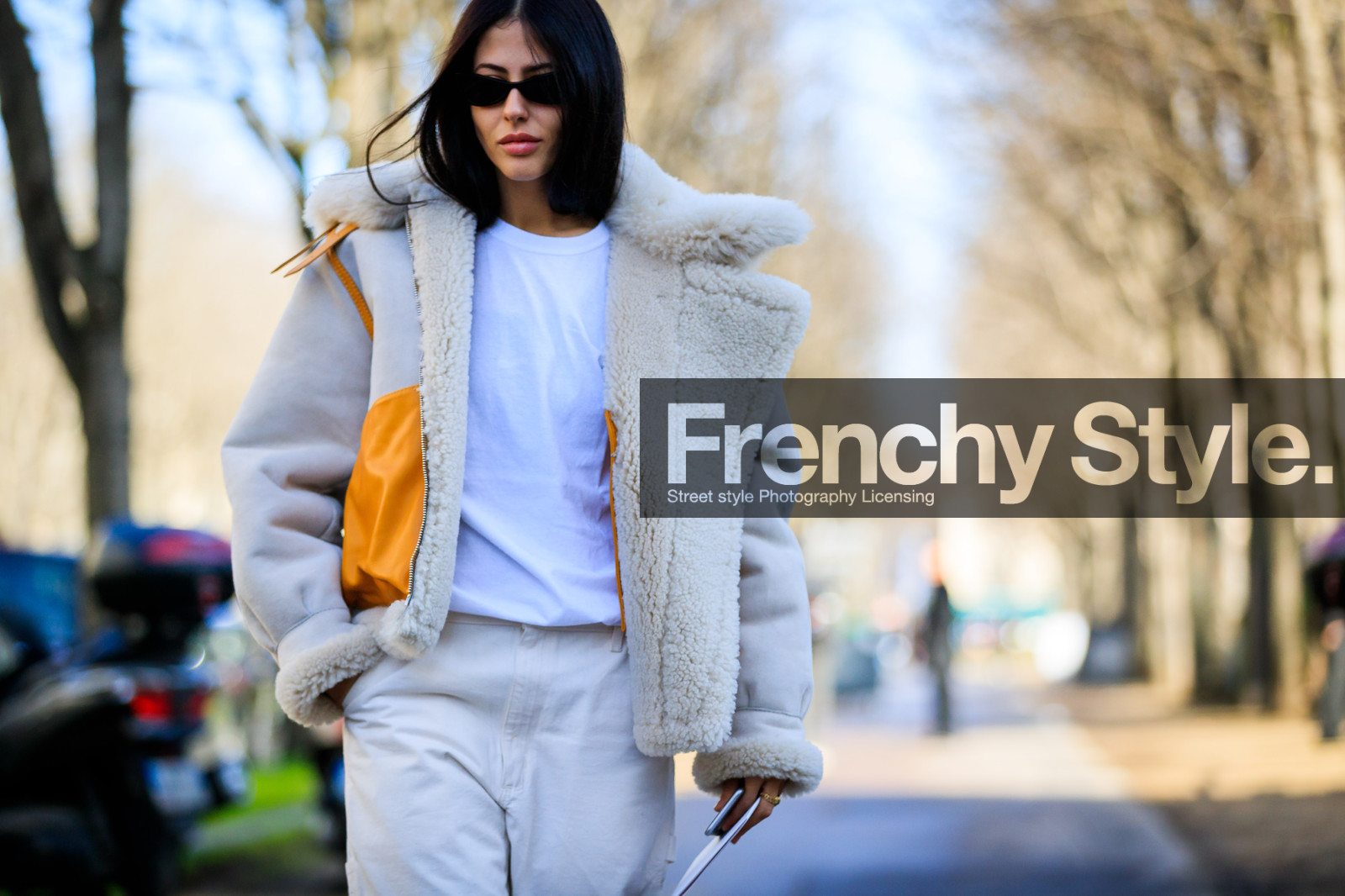 atmosphere details, AUTUMN WINTER 2017-2018, AW 17-18, beige fur, beige jacket, beige pants, detail, FALL WINTER 2017-2018, fashion week, frenchystyle, FW, FW 17-18, gilda ambrosio, horizontal, jonathan paciullo, leather bag, PARIS, PFW, shearling, street style, sunglasses, trousers, white t shirt, wide pants