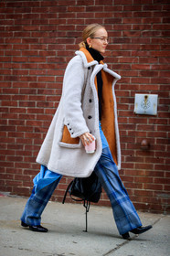 black bag, black turtleneck, blue pants, graphic pants, leather bag, leather shoes, printed pants, shearling, trousers, white coat, white fur, street style, jonathan paciullo, FW, frenchystyle, fashion week, NYFW, NEW YORK, AUTUMN WINTER 2018-2019, AW 18-19, FALL WINTER 2018-2019, FW 18-19, vertical, full length, alexandra carl