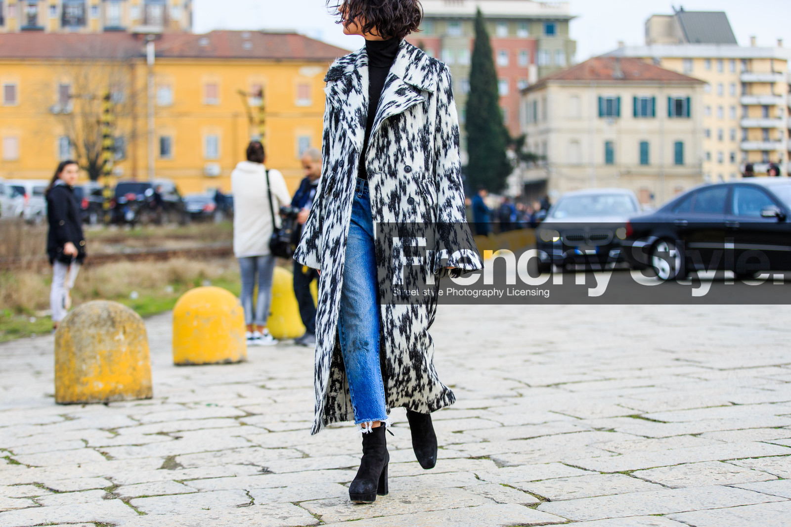 atmosphere details, AUTUMN WINTER 2016-2017, AW 16-17, black, black and white, black boots, blue, blue denim, denim pants, detail, FALL WINTER 2016-2017, fashion week, frenchystyle, FW, FW 16-17, horizontal, jeans, jonathan paciullo, LFW, LONDON, MENSWEAR, printed coat, street style, suede shoes, sunglasses, trousers, yasmine sewell