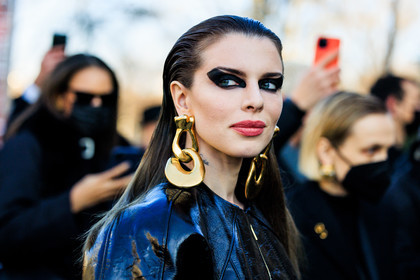 smoky eyes, schiaparelli, golden earrings, make up, wet hair look, fashion week, frenchystyle, FW, jonathan paciullo, street style, PARIS, PFW, SPRING SUMMER 2022, SS 22, atmosphere details, detail, horizontal, julia fox