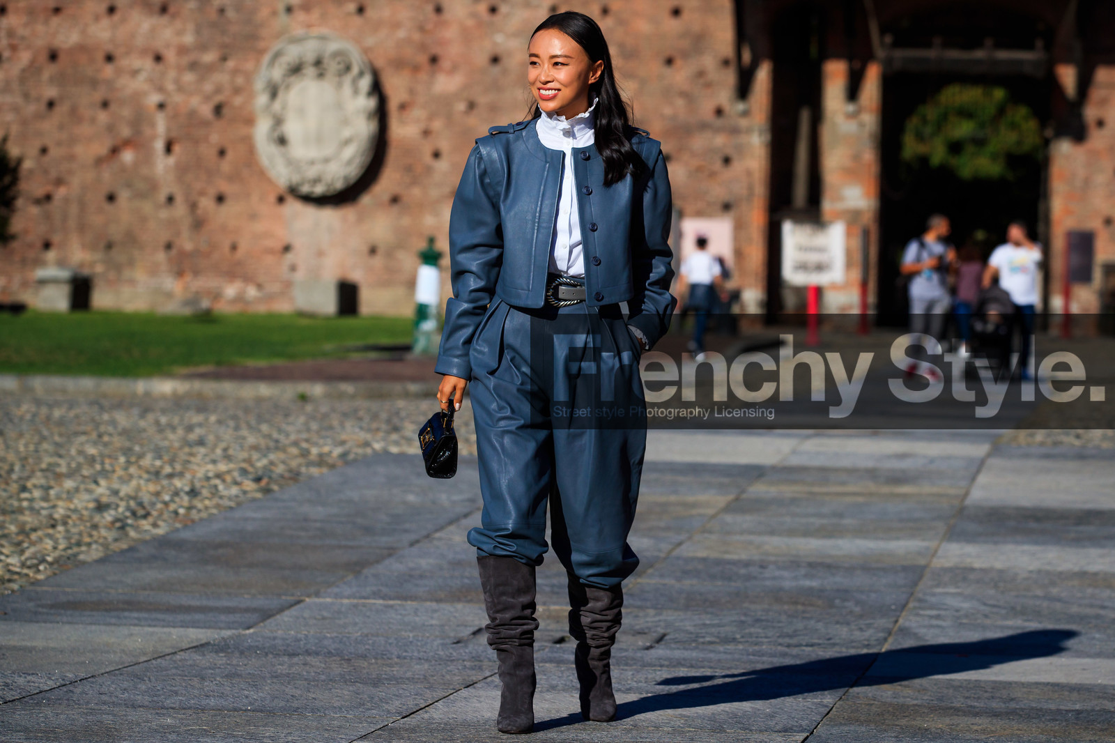 alberta ferretti look, alberta ferretti jacket, alberta ferretti pants, alberta ferretti boots, alberta ferretti top, white shirt, white blouse, high collar, high collar blouse, high collar shirt, ruffle blouse, ruffle collar shirt, ruffle shirt, grey jacket, grey pants, grey leather jacket, grey leather pants, grey boots, suede boots, high boots, high heels boots, carrot pants, belted pants, mini bag, black leather bag, animal skin bag, fashion week, frenchystyle, FW, jonathan paciullo, street style, MFW, MILAN, SPRING SUMMER 2021, SS 21, horizontal, atmosphere details, full length