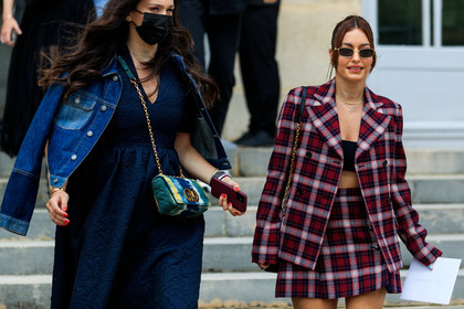 denim, denim jacket, tie and dye bag, caro dior bag, green bag, crossbody bag, chain strap bag, golden chain strap bag, school girl look, checked jacket, checked skirt, checked suits, red jacket, red skirt, red suits, mini skirt, golden necklace, chain necklace, golden frame sunglasses, square shape glasses, dior bag, dior jacket, dior skirt, dior total look, Karen Wazen Bakhazi, fashion week, frenchystyle, FW, jonathan paciullo, street style, PFW, PARIS, AUTUMN WINTER 2021-2022, FALL WINTER 2021-2022, FW 21-22, atmosphere details, horizontal, detail