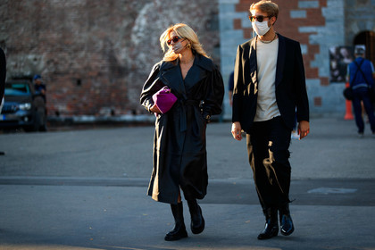 black leather coat, black leather jacket, black leather boots, pink bag, suede bag, big sole boots, flat boots, golden earrings, big earrings, belted jacket, belted coat, covid face mask, fashion week, frenchystyle, FW, jonathan paciullo, street style, MFW, MILAN, SPRING SUMMER 2021, SS 21, horizontal, atmosphere details, full length
