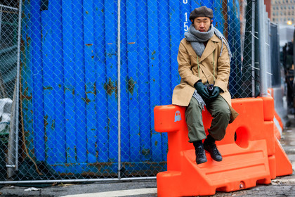beige coat, black gloves, black shoes, brown hat, green pants, grey scarf, leather shoes, trousers, street style, jonathan paciullo, FW, frenchystyle, fashion week, NYFW, NEW YORK, AUTUMN WINTER 2018-2019, AW 18-19, FALL WINTER 2018-2019, FW 18-19, atmosphere details, horizontal, full length