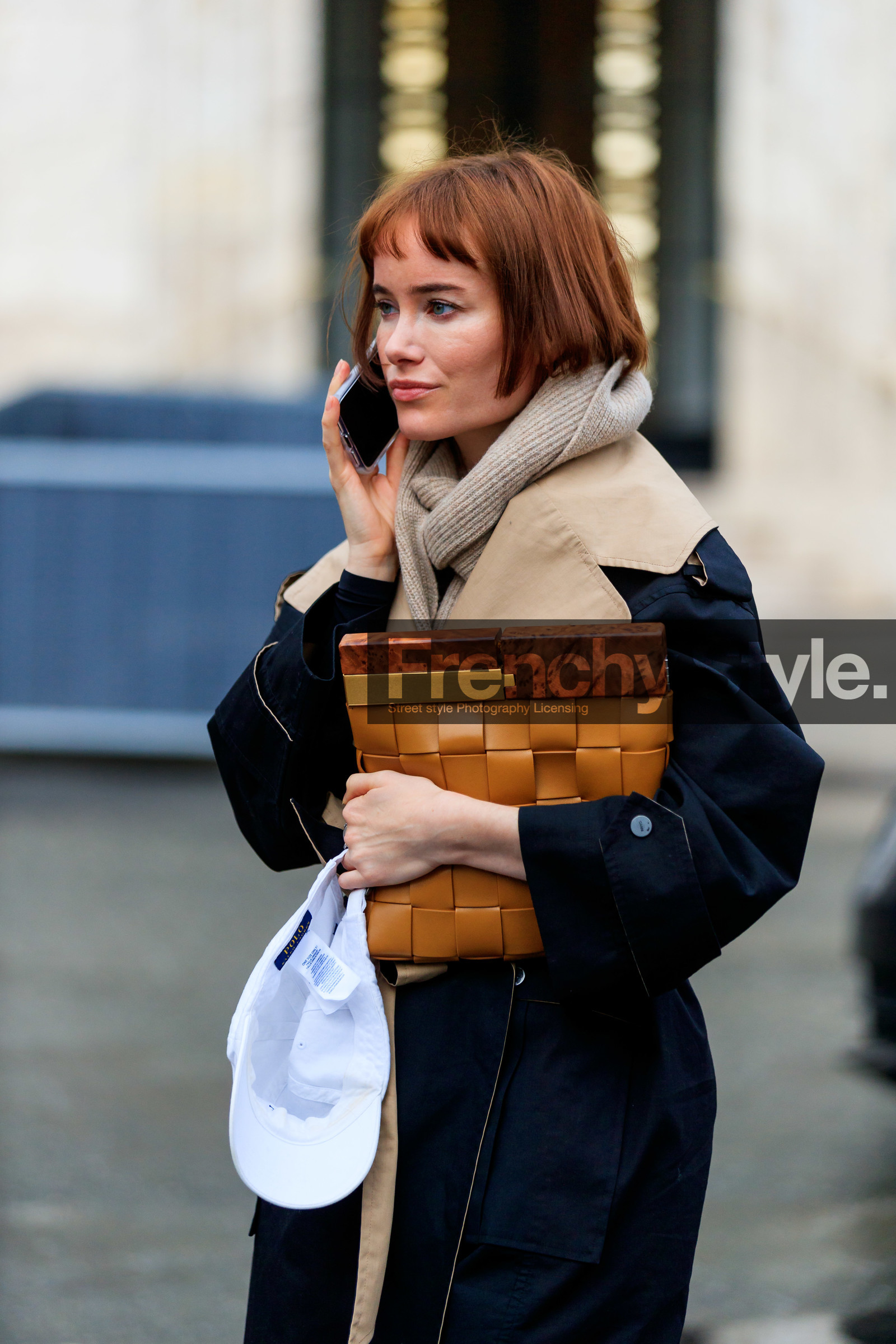 beige trench coat, beige pullover, turtleneck pullover, big collar, black trench coat, camel leather clutch, plaited clutch, bottega veneta bag, beige scarf, woolen scarf, fashion week, frenchystyle, FW, jonathan paciullo, street style, PFW, PARIS, AUTUMN WINTER 2020-2021, FALL WINTER 2020-2021, FW 20-21, vertical, atmosphere details, detail