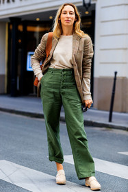 clogs, hermes shoes, hermes clogs, beige suede shoes, beige suede clogs, beige clogs, green pants, kaki pants, flare pants, cargo pants, beige pullover, beige jacket, light beige pullover, light beige clogs, light beige suede shoes, light beige suede clogs, houndstooth printed jacket, alexandra golovanoff, fashion week, frenchystyle, FW, jonathan paciullo, street style, PFW, PARIS, SPRING SUMMER 2022, SS 22, vertical, full length