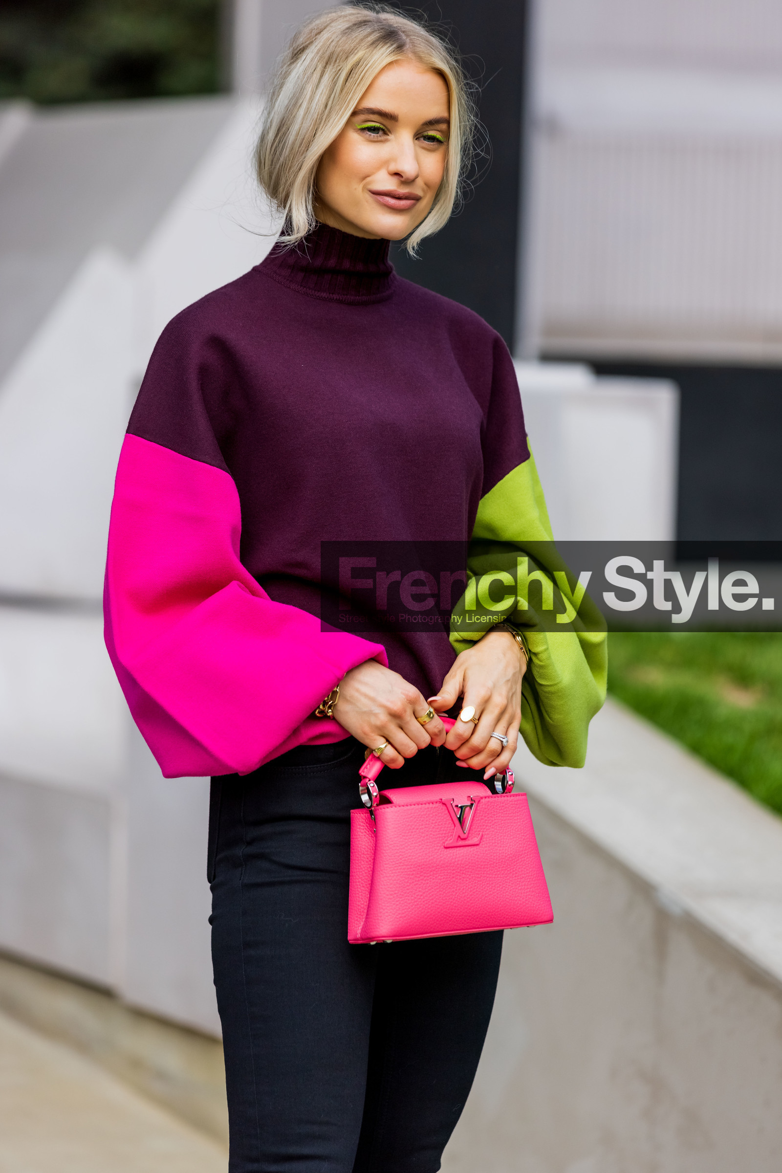 Victoria Magrath, fuscia, jumper, turtleneck, purple, green, colorful, jeans, black, louis vuitton, fashion week, frenchystyle, FW, jonathan paciullo, street style, SS 22, SPRING SUMMER 2022, LFW, LONDON, vertical, atmosphere details, detail