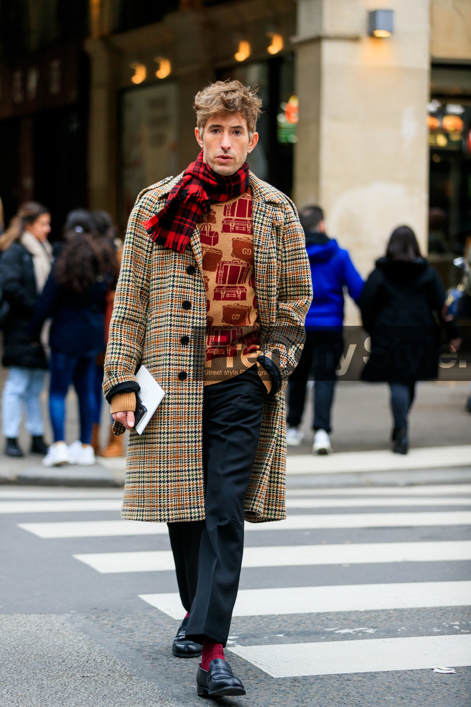 red scarf, black scarf, bicolor scarf, plaid scarf, checked scarf, woolen scarf, checked coat, beige coat, camel coat, camel pullover, jacquard pullover, gucci pullover, black pants, black leather loafers, fashion week, frenchystyle, FW, jonathan paciullo, street style, PFW, PARIS, AUTUMN WINTER 2020-2021, FALL WINTER 2020-2021, FW 20-21, vertical, full length