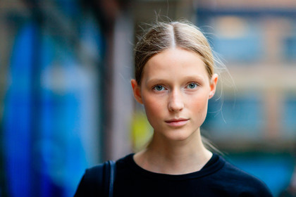 atmosphere details, black t shirt, detail, fashion week, frenchystyle, FW, horizontal, jonathan paciullo, LFW, LONDON, model, natural, SPRING SUMMER 2017, SS 17, street style, woman