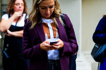 iphone, purple coat, white t shirt, fashion week, frenchystyle, FW, jonathan paciullo, street style, LFW, LONDON, SPRING SUMMER 2019, SS 19, atmosphere details, horizontal, detail