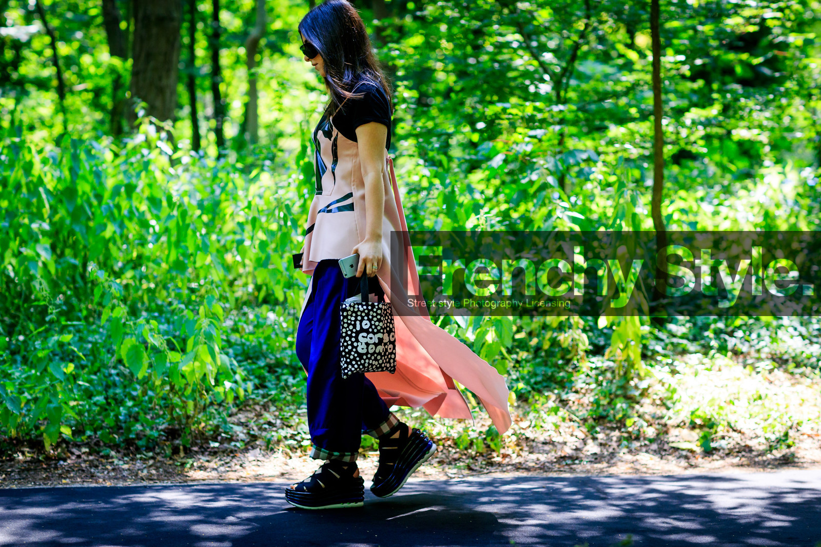 atmosphere details, black and white bag, black shoes, black t shirt, blue pants, fashion week, frenchystyle, full length, FW, horizontal, jonathan paciullo, leather bag, leather shoes, MENSWEAR, PARIS, PFW, pink top, printed bag, SPRING SUMMER 2018, SS 18, street style, trousers, wedges