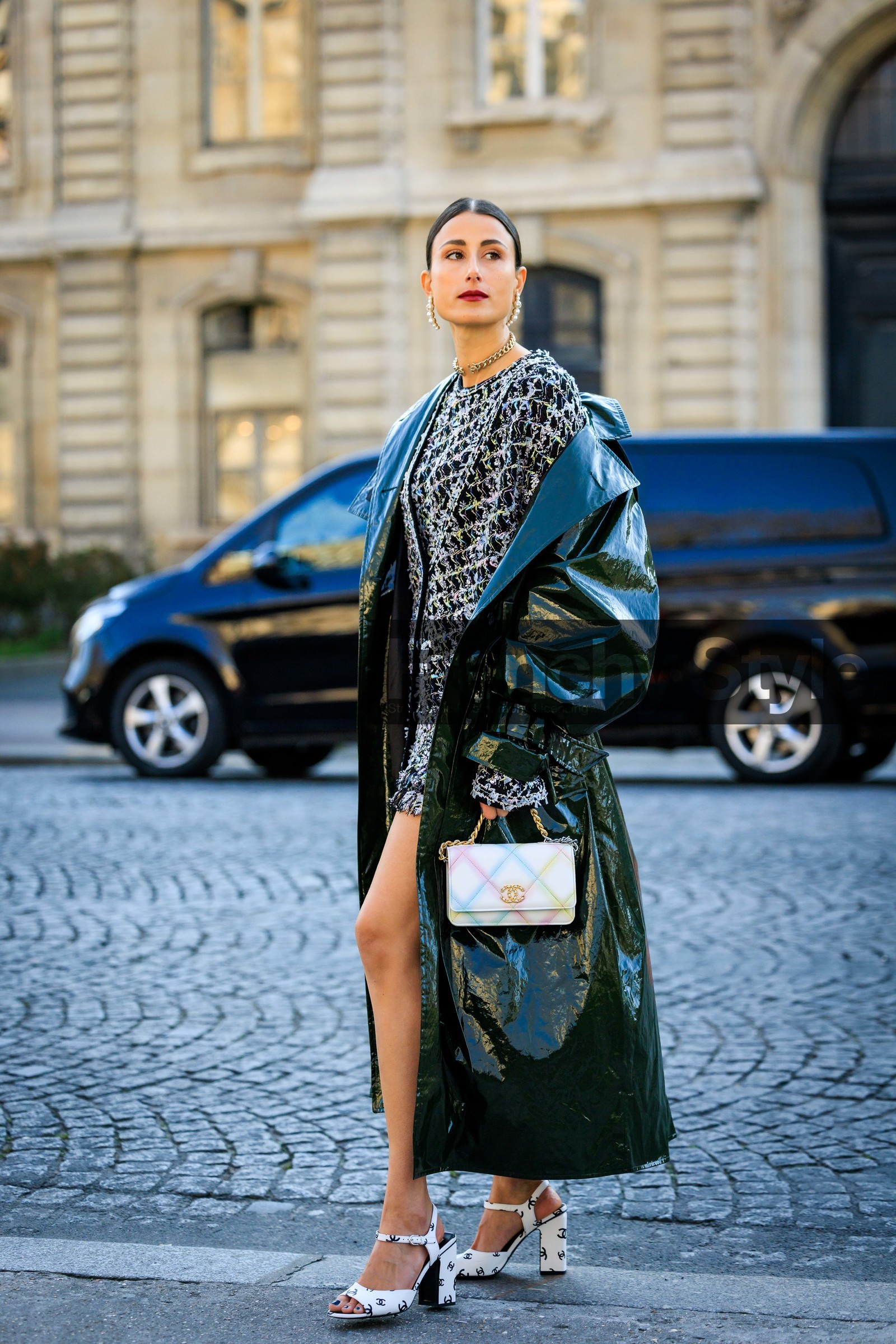 pearl earrings, green trench coat, pattent trench, tweed cardigan, multicolor cardigan, silver choker, tweed dress, multicolor dress, mini chanel bag, multicolor bag, white chanel bag, white heels, chanel, chanel logo sandals, chanels heels, julia haghjoo, street style, jonathan paciullo, FW, frenchystyle, fashion week, AUTUMN WINTER 2022-2023, FALL WINTER 2022_2023, FW 22-23, PFW, PARIS, full length, vertical