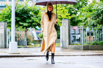 beige dress, black bag, black shoes, black turtleneck, high heels, leather bag, leather shoes, linda tol, umbrella, varnished leather shoes, street style, jonathan paciullo, FW, frenchystyle, fashion week, NYFW, NEW YORK, SPRING SUMMER 2019, SS 19, atmosphere details, horizontal, full length