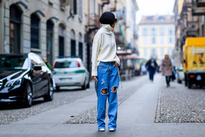 atmosphere details, AUTUMN WINTER 2017-2018, AW 17-18, blue denim, denim pants, FALL WINTER 2017-2018, fashion week, frenchystyle, full length, FW, FW 17-18, high heels, horizontal, jeans, jonathan paciullo, leather shoes, MFW, MILAN, ripped pants, street style, sunglasses, trousers, turtleneck sweater, white knit, white shoes, yoyo cao