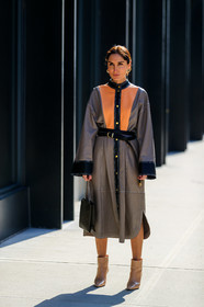 geraldine boublil, beige leather dress, brown leather dress, kaki leather dress, orange leather dress, camel leather dress, black leather dress, button dress, long sleeves dress, mid long dress, belted dress, kaki leather bag, golden chain strap bag, beige leather boots, low boots, high heels boots, black leather belt, animal skin belt, fashion week, frenchystyle, FW, jonathan paciullo, street style, NYFW, NEW YORK, AUTUMN WINTER 2020-2021, FALL WINTER 2020-2021, FW 20-21, vertical, full length
