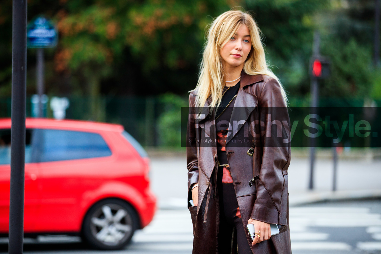 ella kargerg simonsen, brown leather boots, brown leather jacket, brown leather coat, long jacket, cowboy boots, cowboy look, cowboy jacket, tie and dye pants, tie and dye top, red top, red pants, black top, black pants, tight top, flare pants, patchwork pants, patchwork top, street style, jonathan paciullo, FW, frenchystyle, fashion week, PFW, PARIS, SPRING SUMMER 2021, SS 21, horizontal, atmosphere details, detail