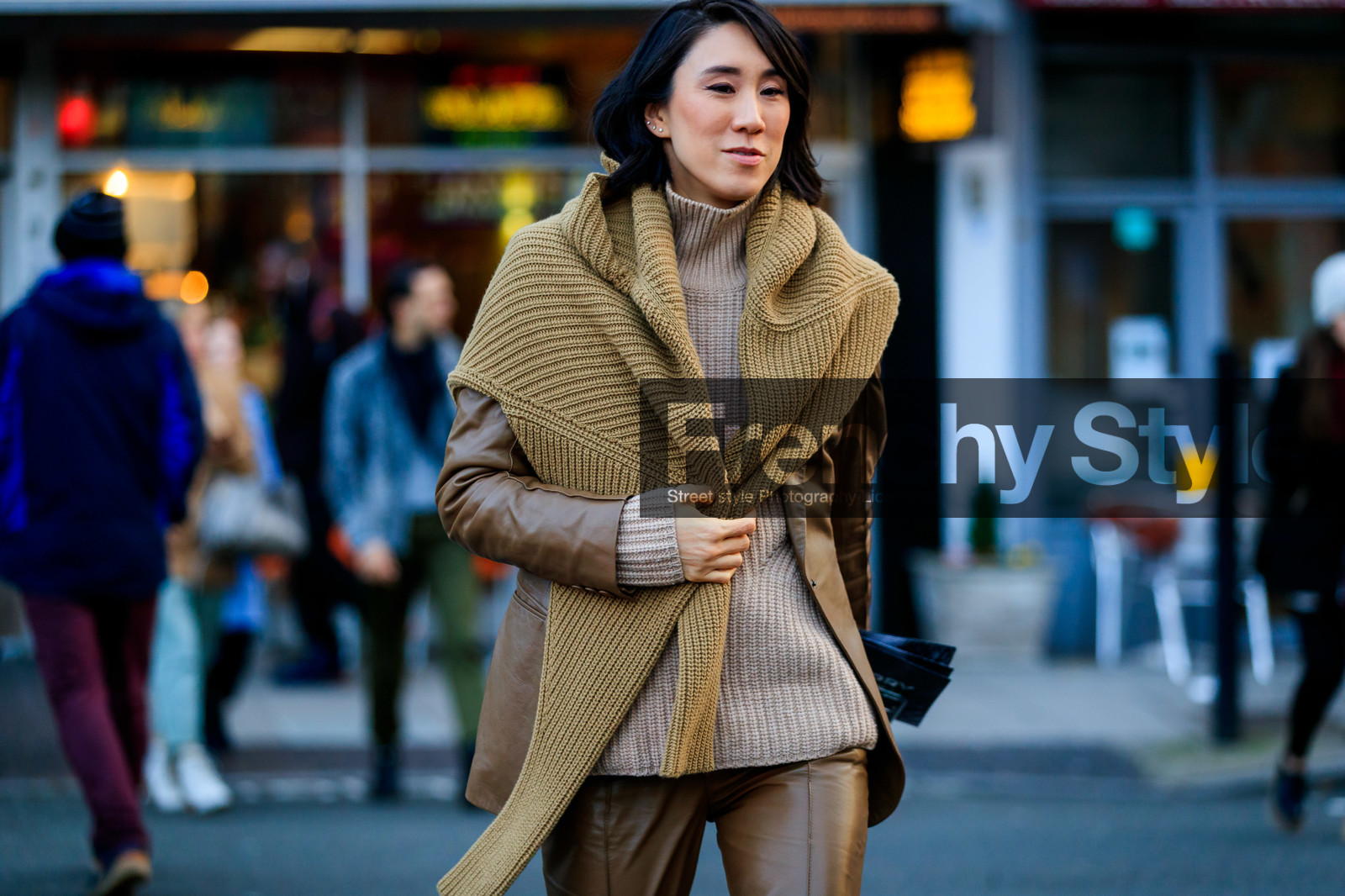 eva chen, kaki leather jacket, kaki leather pants, kaki pullover, beige pullover, turtleneck pullover, fashion week, frenchystyle, FW, jonathan paciullo, street style, LFW, LONDON, AUTUMN WINTER 2020-2021, FALL WINTER 2020-2021, FW 20-21, horizontal, atmosphere details, detail