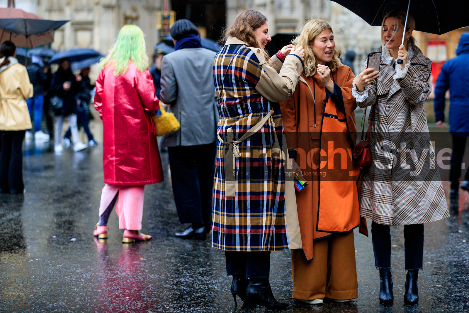 checked trench coat, checked jacket, orange parka, orange hoodie, camel pants, plaid trenchcoat, big collar, ruffle blouse, lace blouse, fashion week, frenchystyle, FW, jonathan paciullo, street style, LFW, LONDON, AUTUMN WINTER 2020-2021, FALL WINTER 2020-2021, FW 20-21, horizontal, atmosphere details, full length