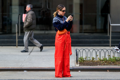 red leather pants, belted pants, loose pants, orange leather bag, crossbody bag, flare pants, navy blue pullover, jacquard pullover, turtleneck pullover, versace sunglasses, high waist pants, fashion week, frenchystyle, FW, jonathan paciullo, street style, NYFW, NEW YORK, AUTUMN WINTER 2020-2021, FALL WINTER 2020-2021, FW 20-21, horizontal, atmosphere details, full length
