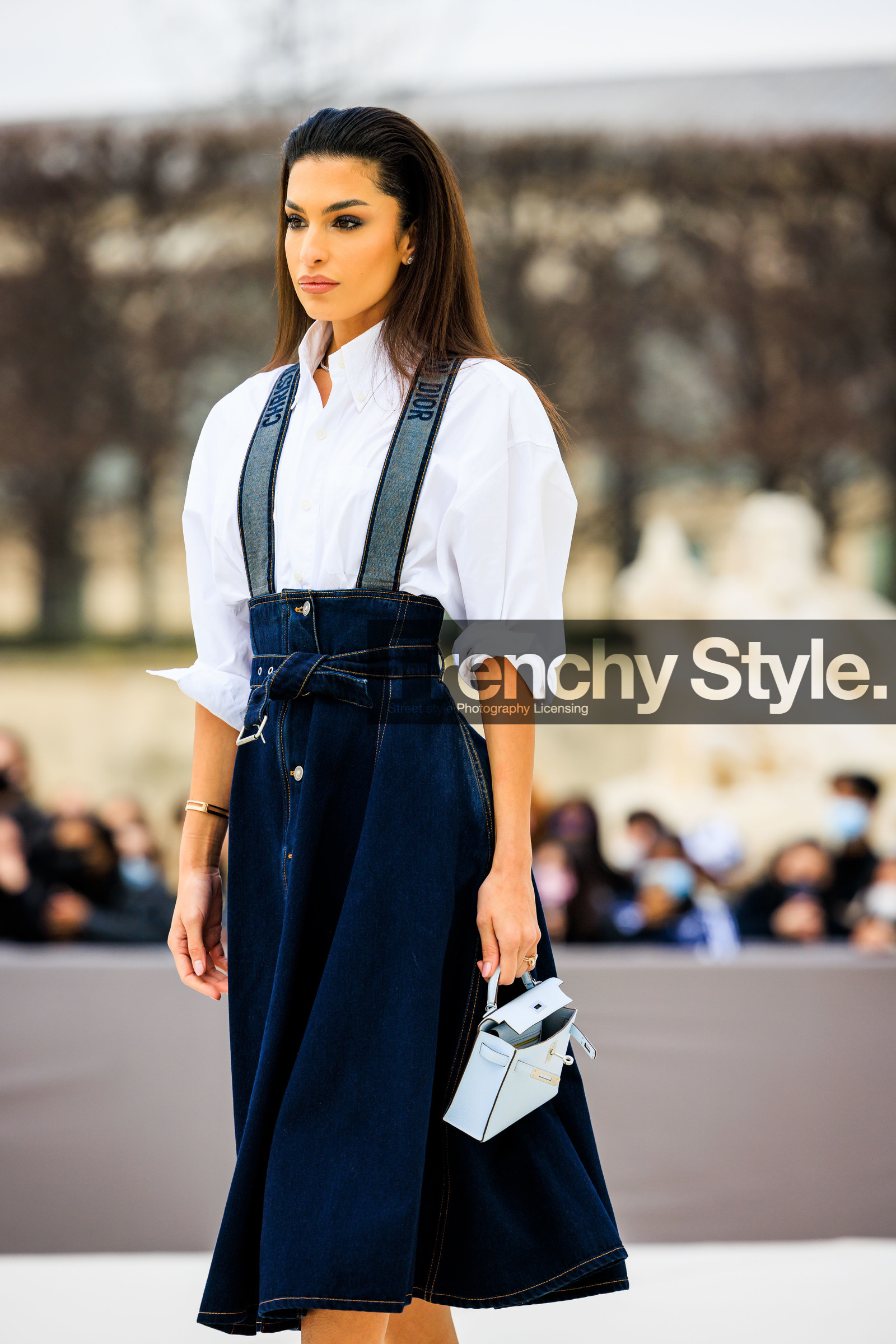 white shirt, denim skirt, midi skirt, dior, dior skirt, mini bag, white bag, fashion week, frenchystyle, FW, jonathan paciullo, street style, AUTUMN WINTER 2022-2023, FALL WINTER 2022_2023, FW 22-23, PFW, PARIS, vertical, detail