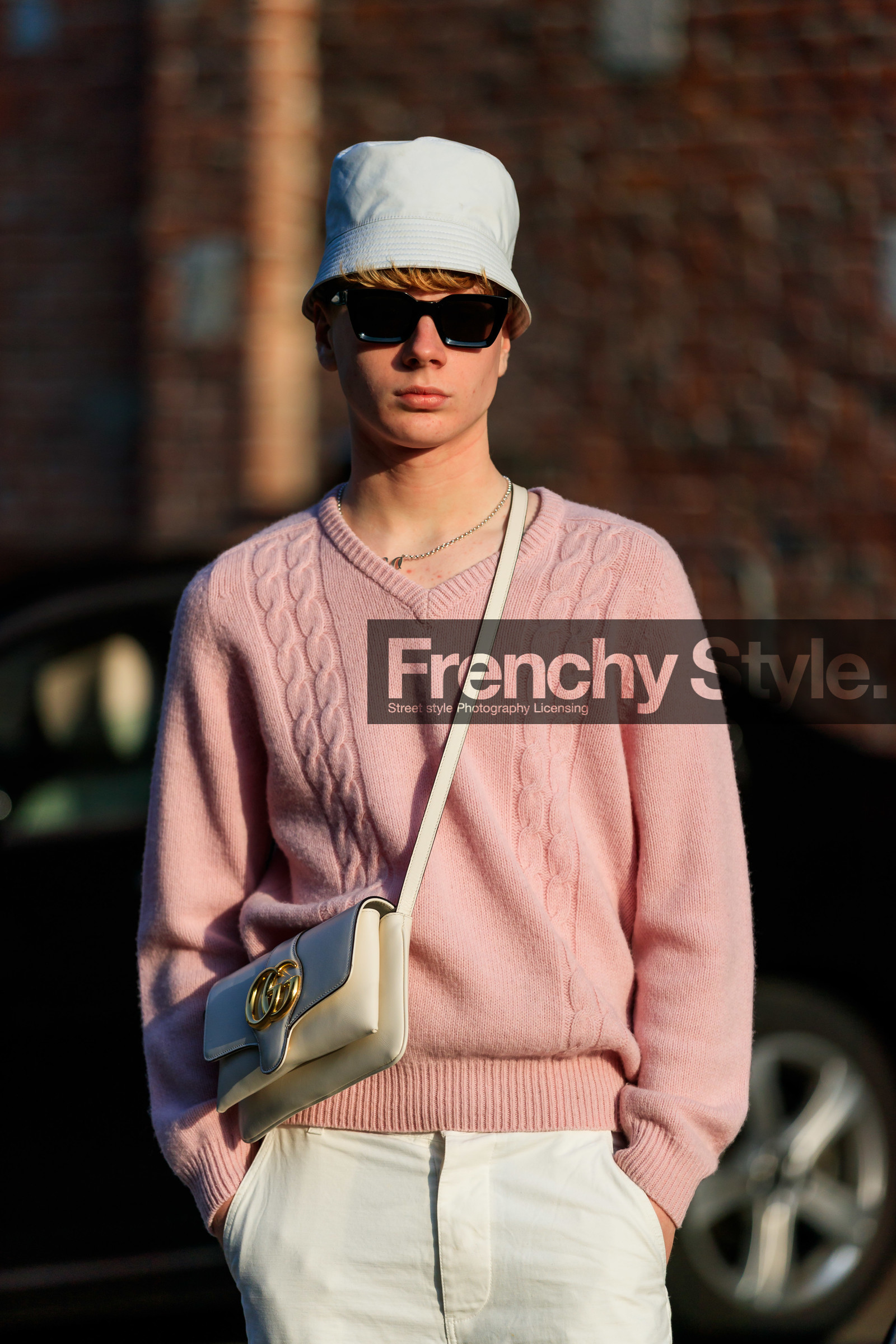 beige bag, gucci, leather bag, necklace, pink sweater, sunglasses, trousers, white hat, white pants, fashion week, frenchystyle, FW, jonathan paciullo, street style, MFW, MILAN, AUTUMN WINTER 2019-2020, AW 19-20, FALL WINTER 2019-2020, FW 19-20, vertical, atmosphere details, detail